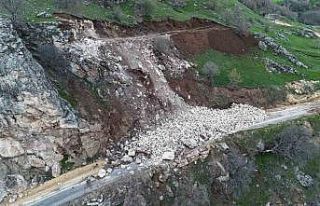 Bingöl’de heyelan yolu kapattı