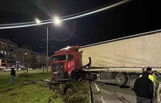 Bingöl’de tır refüje girdi: Facianın eşiğinden...