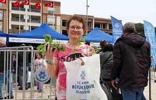 Binlerce fide Kuşadası ve İncirliova’da vatandaşlarla...