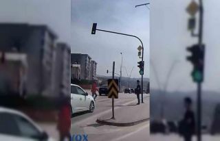 Bir adım hayat kurtardı… Kırmızı ışıkta...