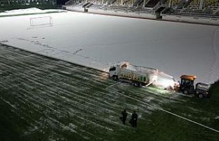 Bitlis’te maç öncesi sahada karla mücadele çalışması