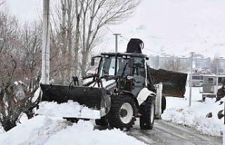 Bitlis’te Nisan ortasında kar mesaisi devam ediyor