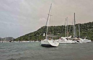 Bodrum’da fırtına etkili oldu, 2 tekne karaya...