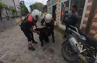 Boğazına şeker kaçan motorcuyu, polis Heimlich...