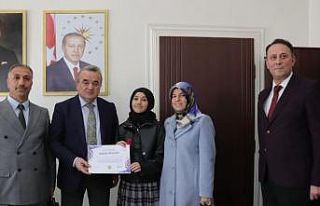 Bölge birincisi öğrenciye Kaymakam Öztürk’ten...