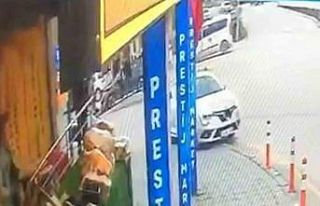 Bolu’da aydınlatma direğine çarpan otomobil kamerada