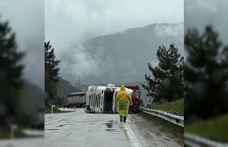 Bolu’da kömür yüklü tır, kayganlaşan yolda...