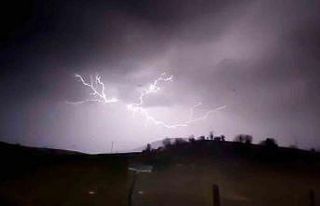 Bolu’da şimşekler geceyi aydınlattı