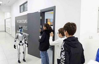 Bu ilçede sınava giren öğrencileri insansı robot...