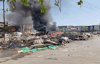 Buca’da sanayi atıklarının döküldüğü alanda...