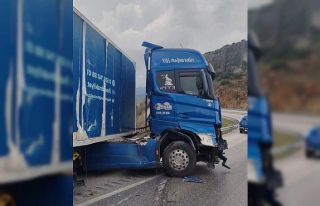 Burdur’da kontrolden çıkan tır demir bariyerlere...