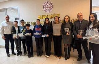 Burhaniye’de başarılı öğrenciler ödüllendirildi