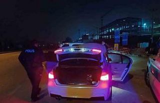 Bursa’da gece yarısı hesaplaşma, aracın önünü...