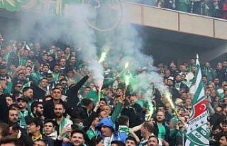 Bursaspor taraftarı Eskişehir tribünlerinde renkli...