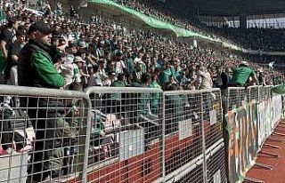 Bursasporlu taraftarların kavgasını polis ayırdı