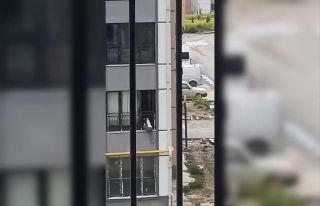 Camdan çıkarak korkulukta gezinen çocuk, yürekleri...