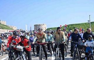 Çanakkale’de bin 50 bisikletli şehitlere saygı...