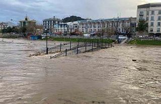 Çanakkale’de Kocabaş Çayı taştı, otopark sular...