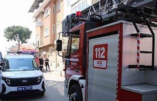 Çatıda yaktığı kablo ekipleri harekete geçirdi