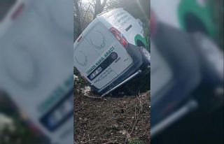 Cenaze nakil aracı kaza yaptı, araçtaki 2 kişi...
