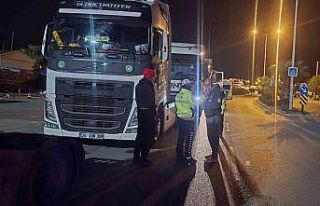 Çeşme’de tır sürücülerine yönelik gece denetimi