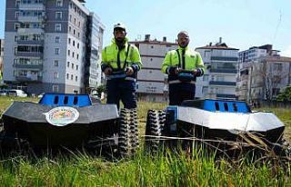 Çimleri artık robotlar biçiyor: 6 kişilik işi...