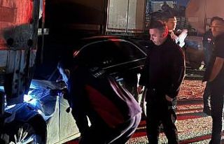 Cizre’de iki tır arasında sıkışan otomobil...