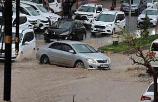 Cizre’de sağanak yağış cadde ve sokakları göle...