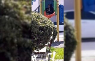 Çocuk parkı içinde sigara içen çocuklar kamerada
