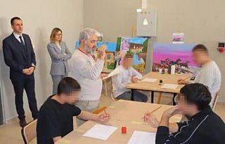 Çocuk ve genç mahkumlara hat sanatı süsleme çalışmaları...