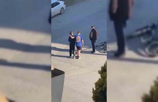 Çocuklar yaralı kedinin üzerini örtüp, başında...