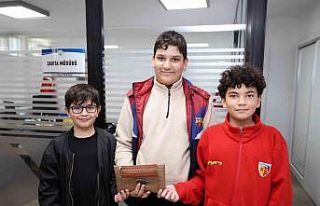 Çocuklardan örnek davranış: Buldukları cüzdanı...