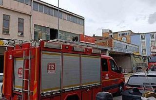 Çöken çatıdan düşen usta yaralandı