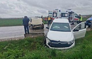 Çorum’da iki otomobil çarpıştı: 3 yaralı