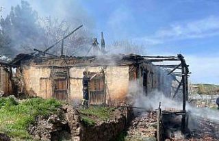 Çorum’da metruk ev yangını