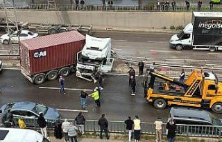 D-100’de kazaya karışan tır makaslayarak karşı...