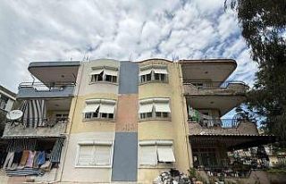 Daire içerisinde ve bahçede biriktirilen çöpler...