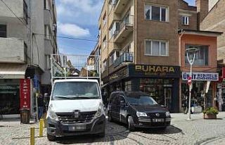 Dar sokakta hatalı park trafiği olumsuz etkiledi