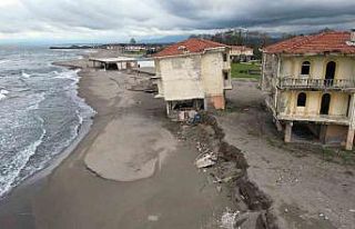 Deniz 100 metre içeri girdi, villalar çöktü