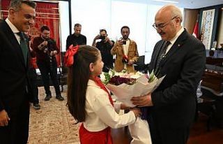 Denizli Valisi Köşger, makam koltuğunu minik İpek’e...