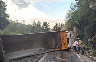 Denizli’de hafriyat kamyonu devrildi: 1 ölü