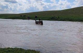 Derenin ortasında mahsur kalan 3 kişi kurtarıldı