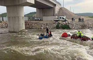 Dereyi traktörle geçmek isterken faciadan dönüldü:...