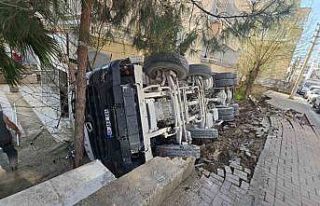 Devrilen mikserde sıkışan sürücü kurtarıldı