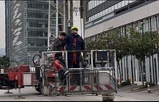 Dış cephede cam silerken asansör sistemi arıza...