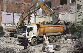 Diyarbakır’da ağır hasarlı bina yıkılırken...