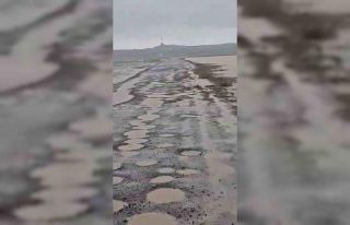 Diyarbakır’da bozuk yollarda su birikintileri oluştu