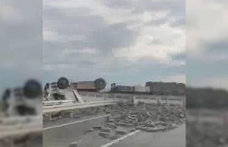 Diyarbakır’da briket yüklü tır yan yattı: 1...