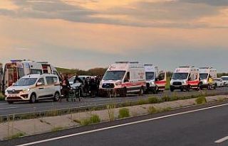 Diyarbakır’da faciadan dönüldü: Takla atan araçtaki...