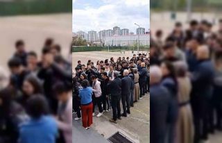 Diyarbakır’da öğrenciler, öğretmenlerini çiçeklerle...